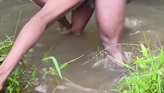 Bataklık bir nehrin içindeki seks vahşi çalılar tarafından yuvarlak