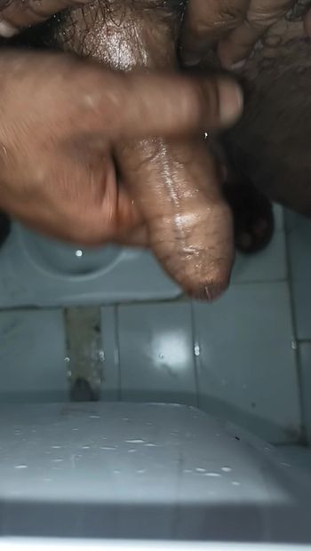 Hombre de mediana edad indio masajea sus pennis con aceite y gel