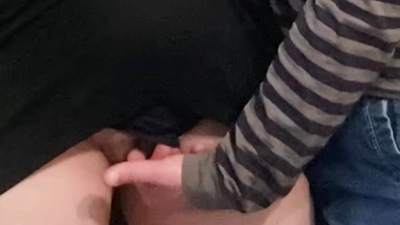 Geil perv vingerend meisje onder jurk