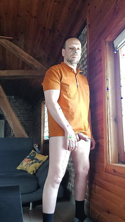 I show myself in front of my window to passers-by and I cum on the glass big squirts