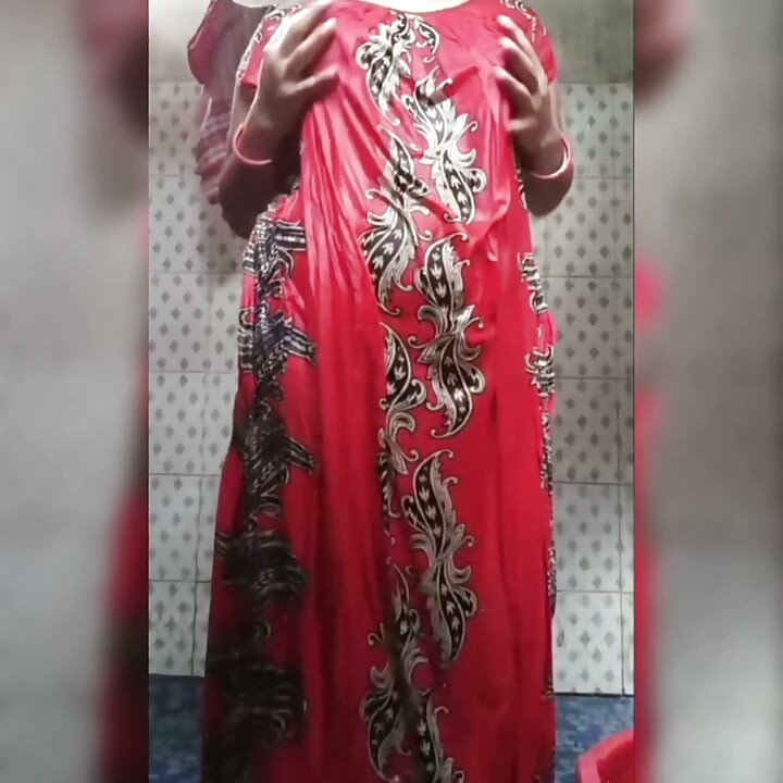 Bhabhi deshi sexy tomando banho no banheiro