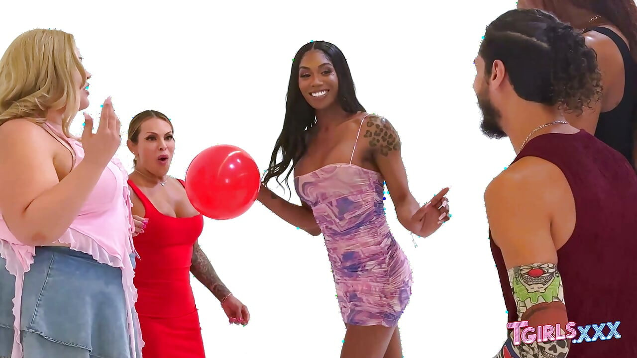 TGIRLS XXX משחק מעריצים הופך להארדקור כשטיגירל מלטפת בחור מקועקע עד שפיכה