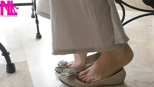 Ballet Flats yalınayak ayakkabıyla oynaşıyor