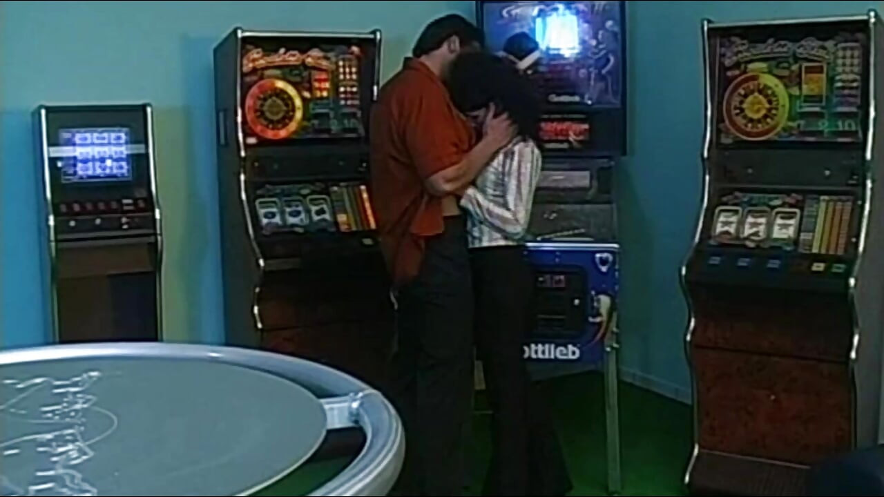 D’abord, Il La Plaque Sur La Machine À Flipper, Puis La Baise Dans Le Cul Sur Le Canapé