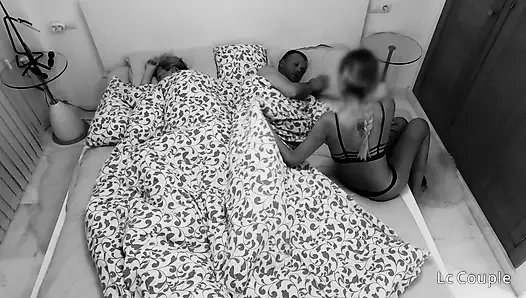 Ночное видение камеры, возбужденная жена друга пробирается в нашу постель в любительском тройничке ЖЖМ