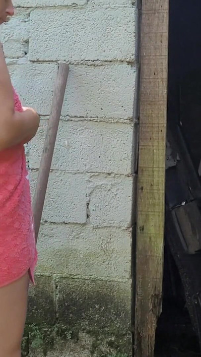 Ključni trenutak iz "Tuširanje ne radi, udana žena moli domara farme za pomoć koristeći samo ručnik i plaća seksom"