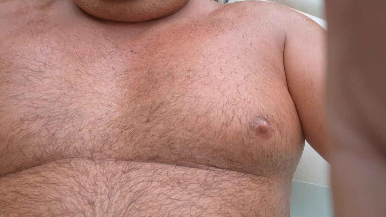 Spa alanında.
Küçük bir yaz duşu altında tamamen çıplak küçük bir spa yapıyorum.
Küçük yarağımla oynamak ne kadar güzel ;-)