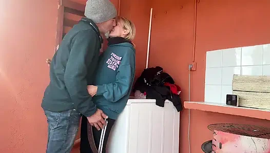 Persetan yang Tidak Disengaja Di Ruang Cuci Dengan Tetangga Kecil Saya