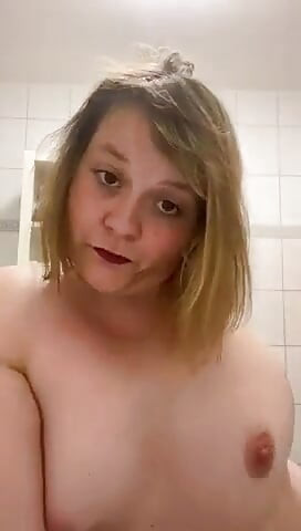 Långsamt strippa amputerad tjej