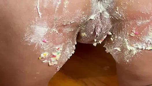 Stiefmutter zertrümmert meinen geburtstagskuchen mit ihrer fetten muschi