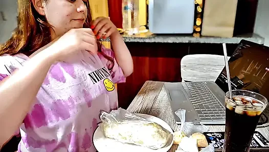 Nicole'ün büyük burrito doldurma seansı sonrası karnını azdırıyor