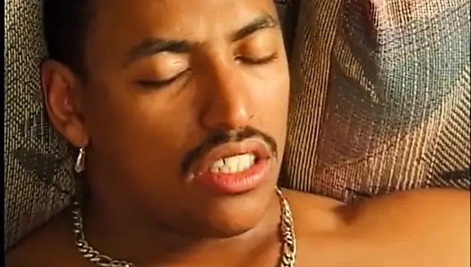 Pantat foursome hitam dan putih menjilati memek dalam posisi 69