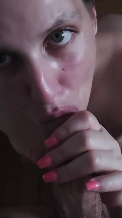 Památný okamžik z "Amatérské sperma v ústech deepthroat kouření na kolenou"