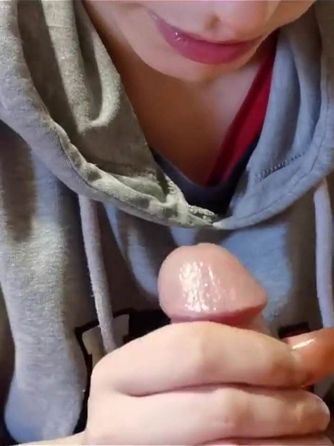 Blowjob i sofaen!! Sluk din Xbox Honey Need Your Cum