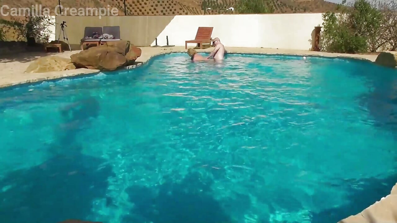 Трах у басейні на відпочинку