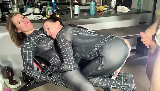 Büyük yarak birden fazla anal ve amcık üçlü grup seks yapıyor ve hentai tarzı 2 örümcek kızla sikişiyor
