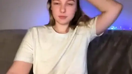 Jucielussie lagi asik fingering memek sempitnya pakai gaun seksi