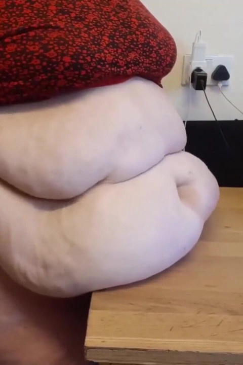 SSBBW belly slams on table earthshakes