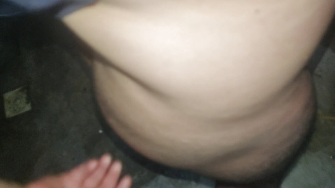 gay har en stor rumpa och onanerar