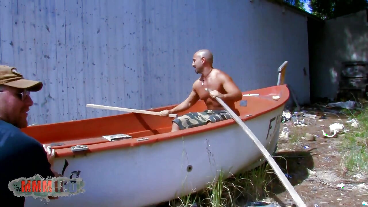 Cette cougar aime les garçons de la marine avec des muscles et une grosse bite