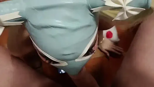 MILF mit blonden Zöpfen und perfekten Brüsten POV-Blowjob mit Spermaspritze im Mund