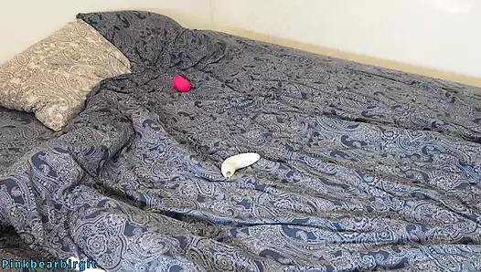 Heiße milf probiert zwei verschiedene Satisfyer spielzeuge - findet heraus, welches besser war