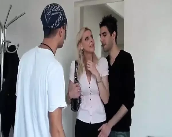 Blonďatá MILF je ošukaná dvěma velkými ptáky