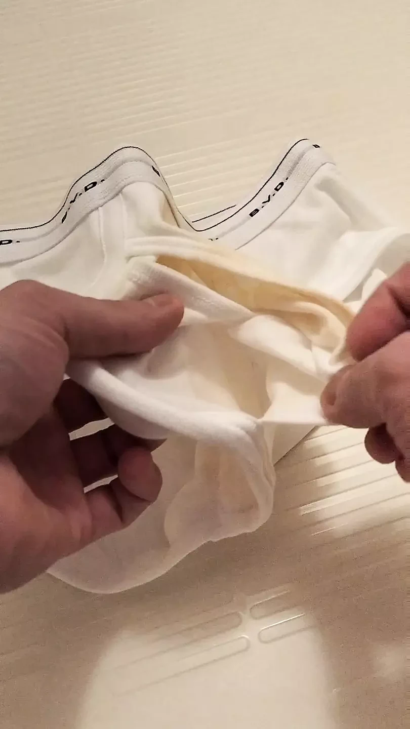 – Change the title, ejaculate (7th time) using an electric massage machine, and continue to sprinkle semen in white briefs.