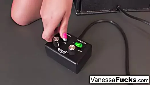 La sexy Vanessa Cage décide de faire tout son possible et s'attaque à la