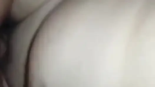 Masukkan air dari botol ke dalam vagina