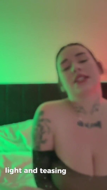 Minnesvärt ögonblick från "Sexy British Girl förför dig med sina massiva bröst"