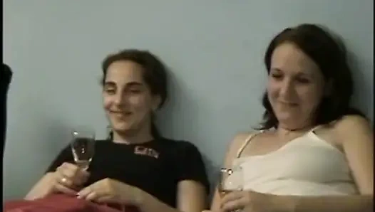 Sexy mädchen in seinem haus gefilmt