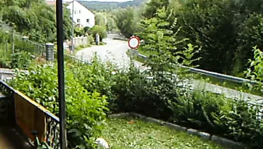 Bahçede çalışan çıplaklar