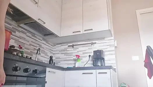 Gadis panas di dapur tanpa celana dalam