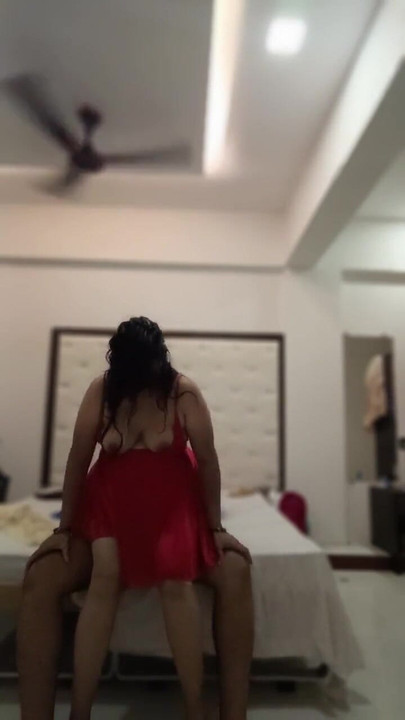 Jaw-dropping moment from "Desi aunty riding in hotel"