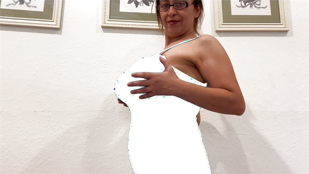 Super eroină cu costume cu țâțe uriașe legate