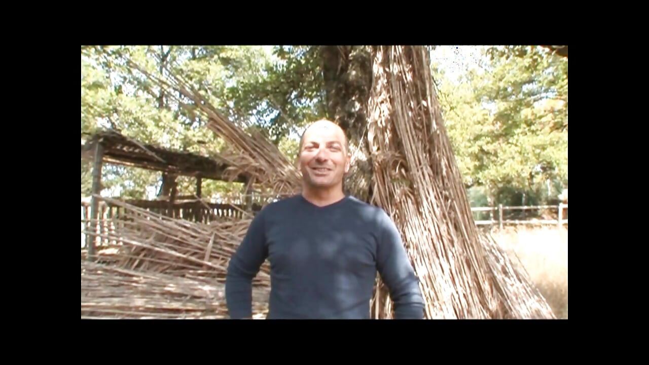 İki güzel klasik lezbiyen kafeste dildoyla amına mastürbasyon yapıyor ve sonra işiyor