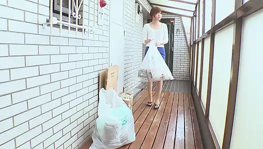 Sabah çöp öğütücüsü: eğlenceli sütyensiz komşu evli kadın - shino aoi