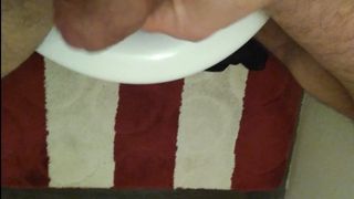 Gioco di toilette con cazzo, sperma e culo