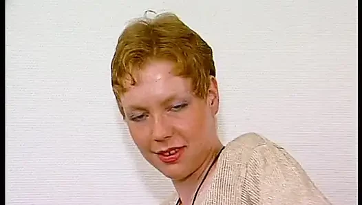 Тинке с короткой стрижкой трахают пальцами ее тугое очко на кастинге