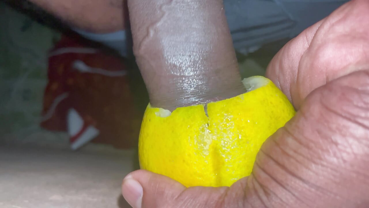 Indijski Desi dečko jebe kurac s narančastom bojom.