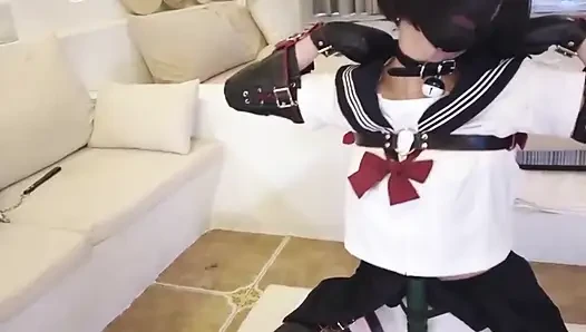 Cewek dengan baju jk ini ditahan dan dicambuk dengan gaun seksi