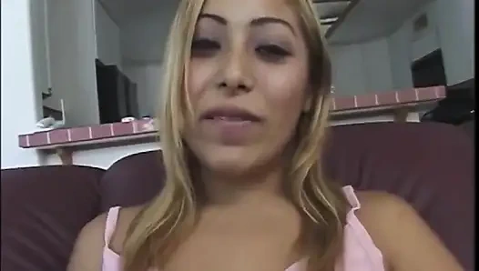 Winziges teen mit zahnspange von riesigem schwanz gedehnt