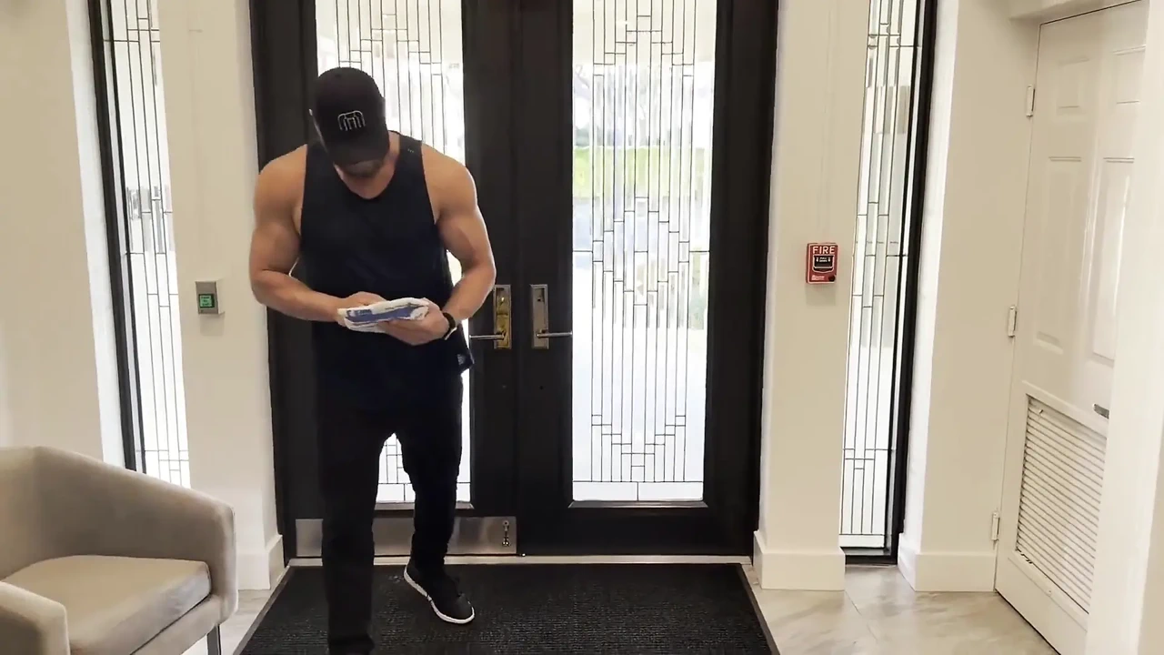 Thổi kèn cho anh chàng giao hàng amazon bị ba người phụ nữ hứng tình thống trị một cách gợi cảm