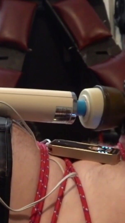 Robie, stimulare electrică în sfârcuri, pompă de penis și sondare pe Coffin Bondage Board | Clip 1