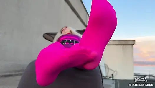 Gün batımında çatıda pembe naylonla azdırıyor - ayaklar ve büyük göt