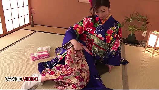 Ayumi Shinoda шипает в Кимоно с челюстью падающий минет производительность вживую на камеру