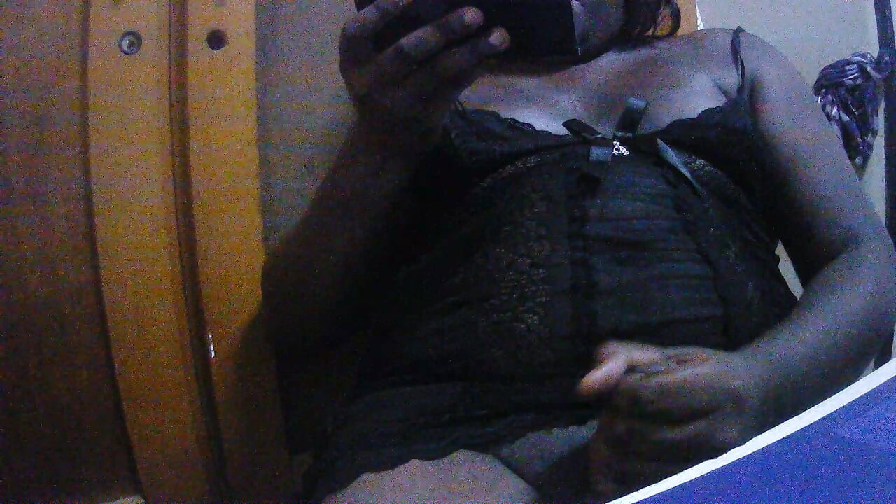 virgem crossdresser mostrando sua bunda e masturbando até porca