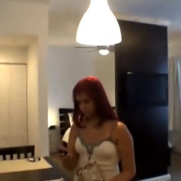 Chloe Cross:"tengok kami"