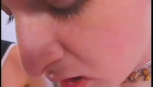 Cewek mungil rambut merah ngentot pakai strap-on kulit